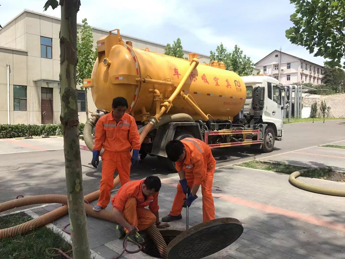 定城镇化粪池清理与5-8吨吸粪车施工效率分析